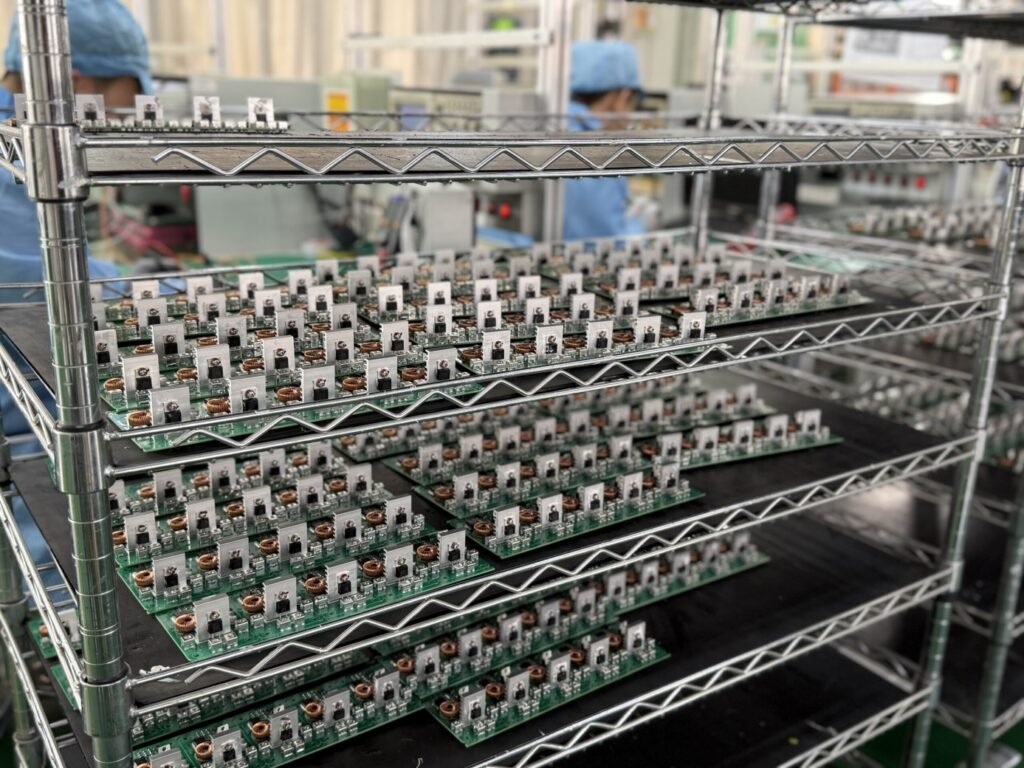 LFP (lithium-železo-fosfát) baterie vynikají dlouhou životností, tepelnou stabilitou a odolností vůči přehřátí. Jejich životnost se pohybuje v rozmezí 10 až 15 lety.