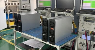 LFP baterie představují výkonné a bezpečné řešení pro energetiku i elektromobilitu. Navíc si LFP baterie i po tisících cyklech zachovávají vysokou kapacitu.