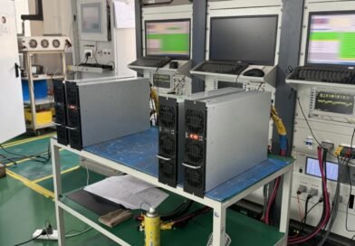 LFP baterie představují výkonné a bezpečné řešení pro energetiku i elektromobilitu. Navíc si LFP baterie i po tisících cyklech zachovávají vysokou kapacitu.