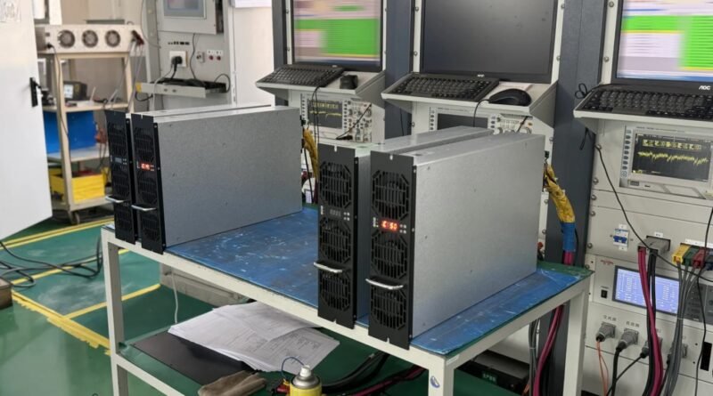 LFP baterie představují výkonné a bezpečné řešení pro energetiku i elektromobilitu. Navíc si LFP baterie i po tisících cyklech zachovávají vysokou kapacitu.