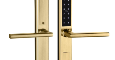 Chytrý zámek s designovým zlatým kováním.