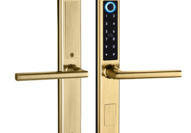 Chytrý zámek s designovým zlatým kováním.