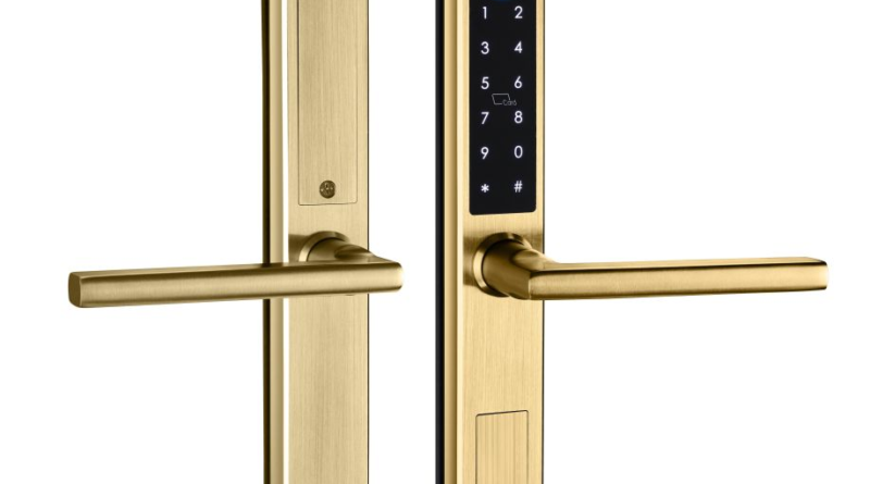 Chytrý zámek s designovým zlatým kováním.