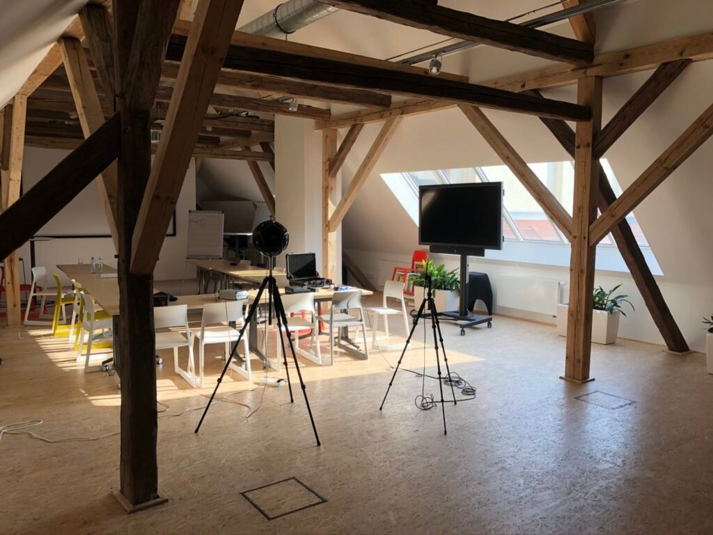 Zvuk se mezi místnostmi šíří podle toho, jak je konstrukce skutečně provedená, ne jak vypadá na pohled.